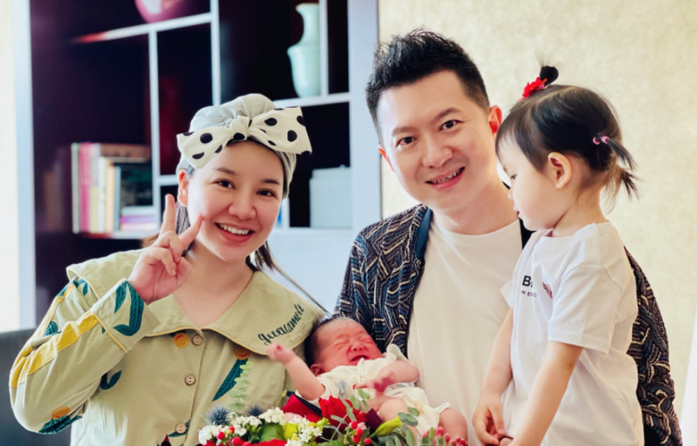 央视红果果产后三天晒近照素颜出镜皮肤好小婴儿哭到满脸通红