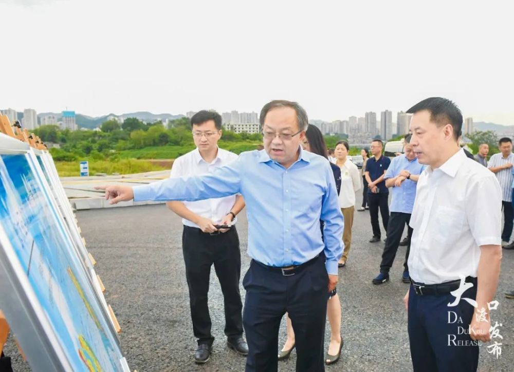 钓鱼嘴音乐半岛建设指挥部总指挥调度会召开余长明李仕川出席并提要求