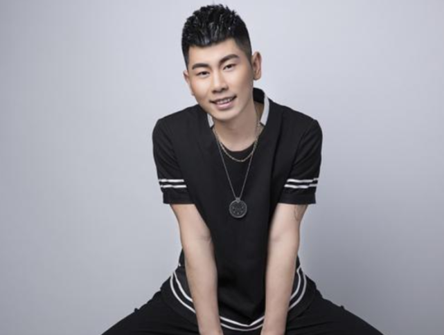 千万豪车接亲,央视主持全程操办潘长江证婚|潘长江|央视|金久哲