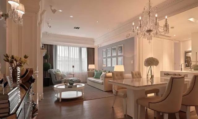 墙角线修饰出空间餐客空间的层次感