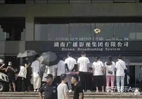 路人缘这么好，怎么沦落到被人追着骂？