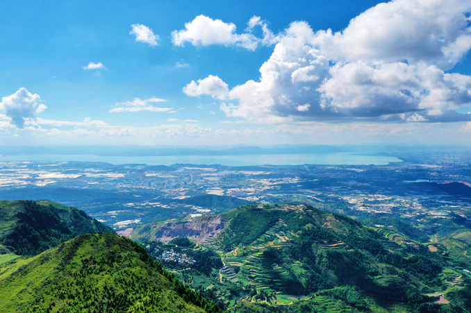 昆明十峰之中距主城区最近的一座山梁王山为滇中第一高峰感受云海的