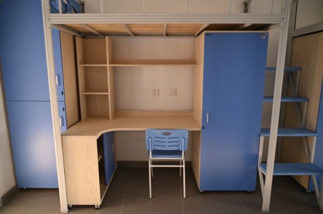 新生李昂早早办好了报到手续,住进了宿舍,还安上了床围.