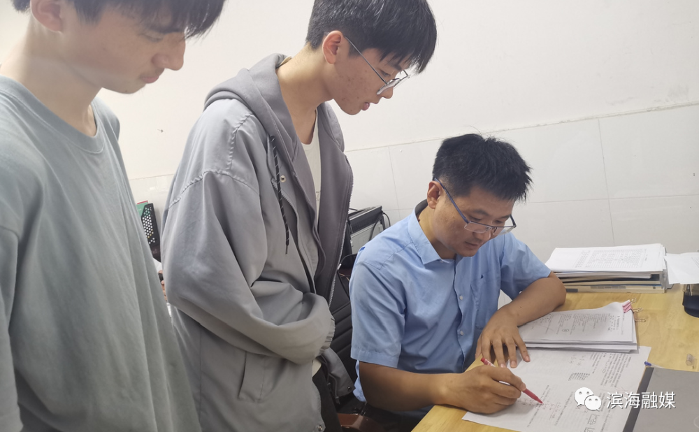 滨海中学 严春立足本职,踏实前行▲明达中学 张峰答疑解惑,教燕相