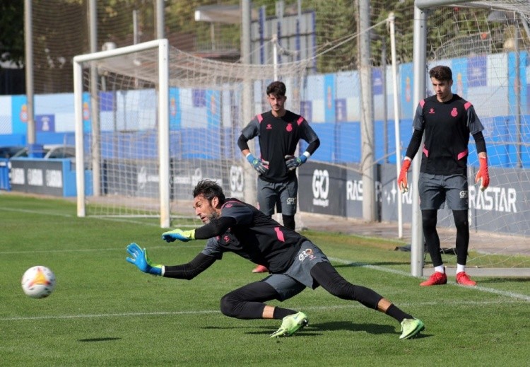 全心备战!西班牙人晒武磊归队训练照