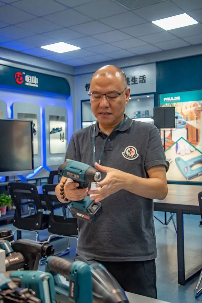 金东乡贤我的20年丨杨伟明企业受社会尊重比什么都重要