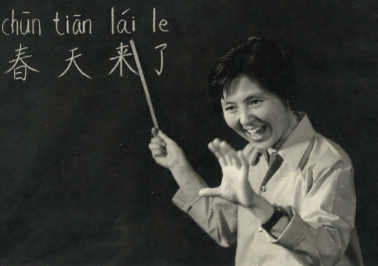 八十年代的教师宣传海报小编第一次看到这张照片的时候会联想到什么?