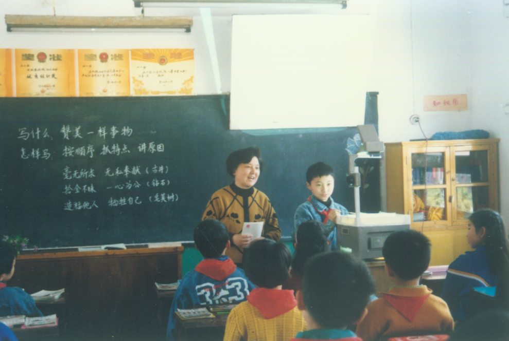 多年来顾老师始终对语文教学,教育科研倾注了满腔的热情在八十年代的