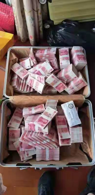 当日,共抓获犯罪嫌疑人12名,现场起获现金200万元.