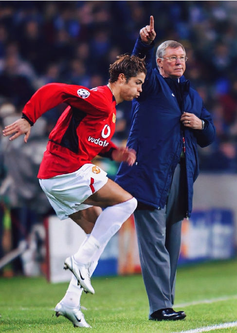 克里斯蒂亚诺-罗纳尔多在球场上出色的盘带能力全面碾压了对位的奥谢