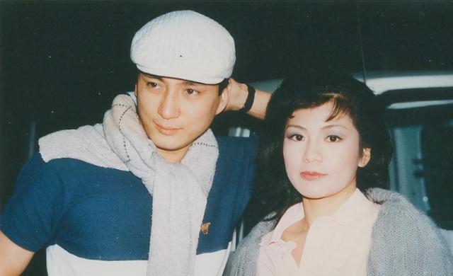 62岁汤镇业直播卖酒,插不上话呆站一旁显尴尬,小25岁娇妻超卖力_腾讯