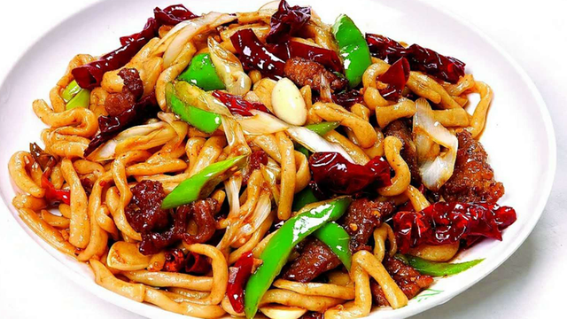新疆拌面名不虚传大碗盛面大口吃肉真过瘾