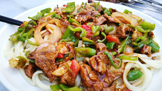 新疆拌面名不虚传大碗盛面大口吃肉真过瘾