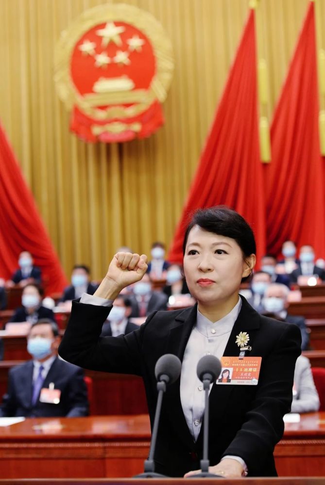 自治区十三届人大五次会议召开