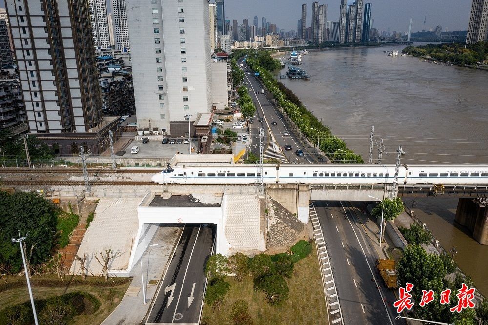 好消息!双向2车道变4车道,这条路改造完工今天通车