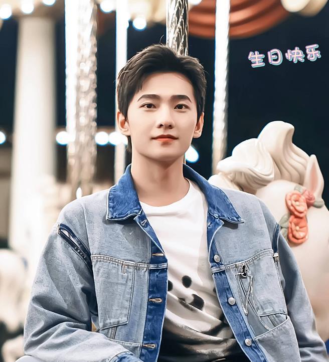 杨洋生日晒庆生照,蛋糕上的小心思超暖心,粉丝:爱了!