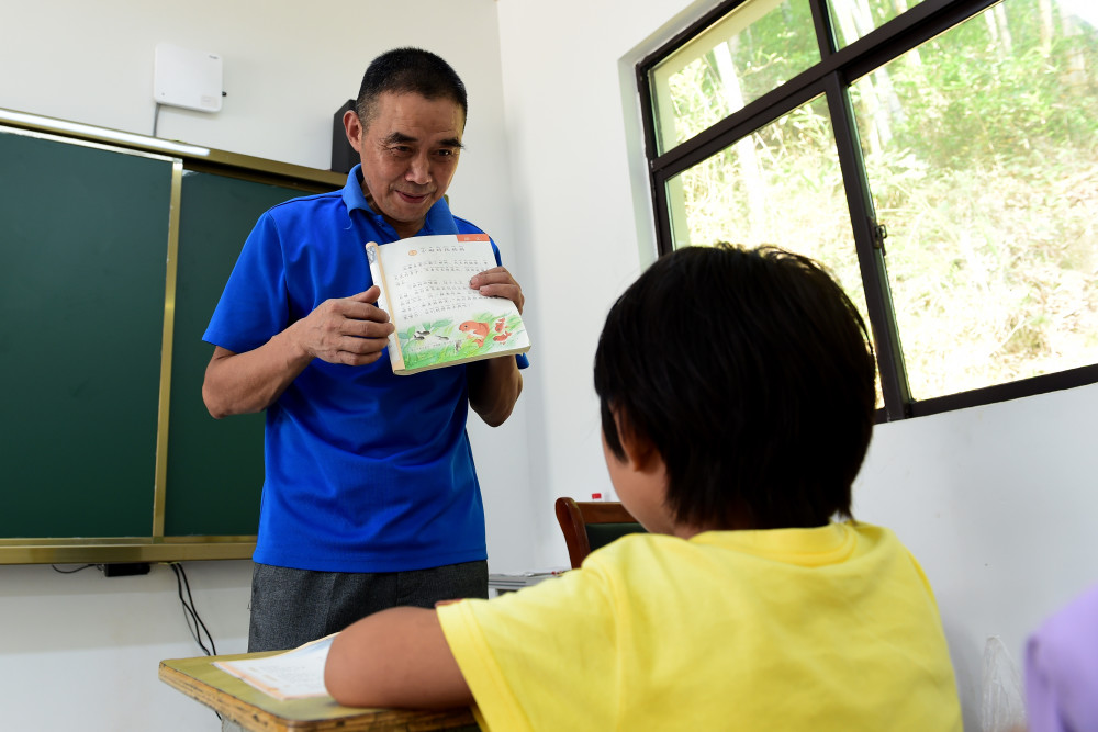 在菥荻教学点,许新民在教室内上课(9月1日摄.新华社记者 黄博涵 摄