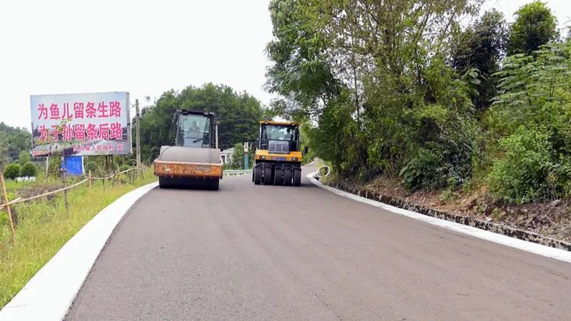 凤冈鄢松线路面提升改造稳步推进