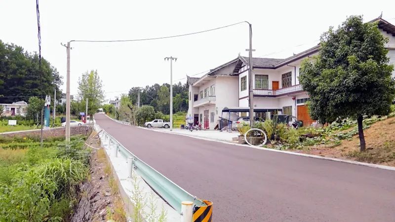 凤冈鄢松线路面提升改造稳步推进