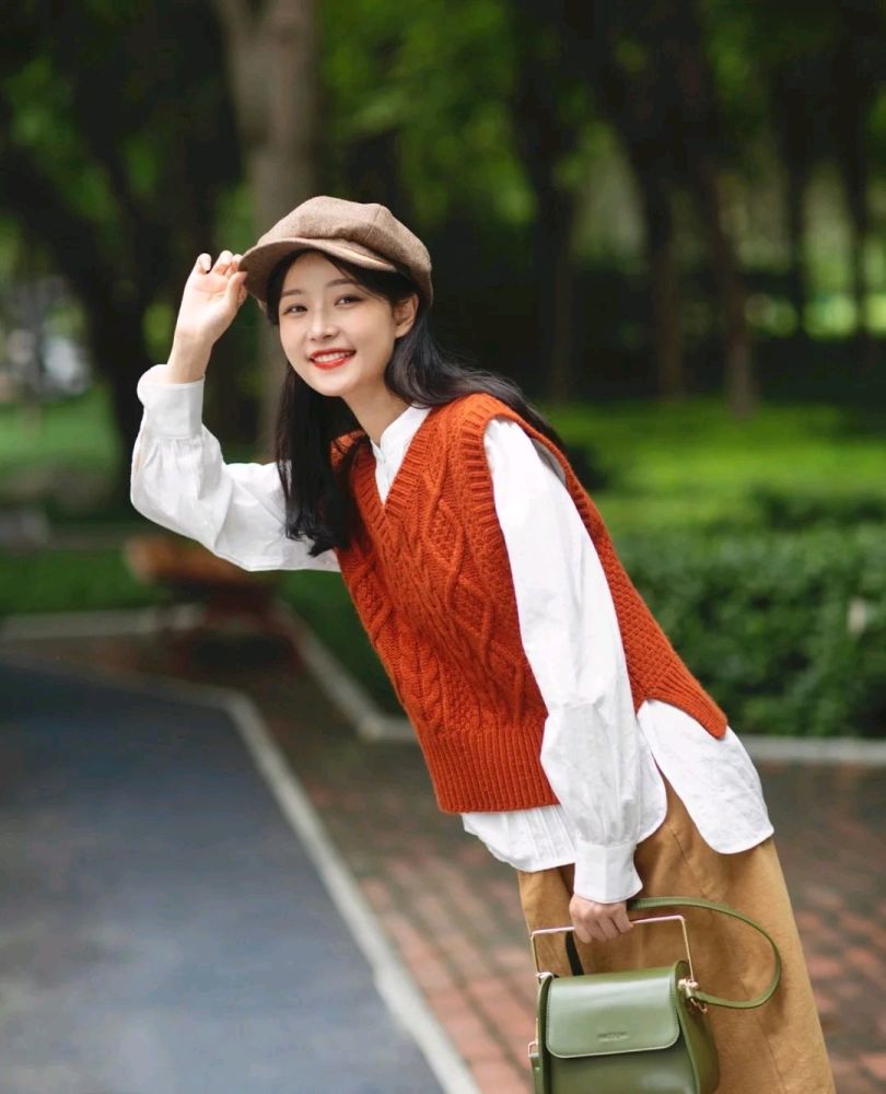 女生可以适当地扮嫩,可爱俏皮的穿搭就很不错,精致又减龄