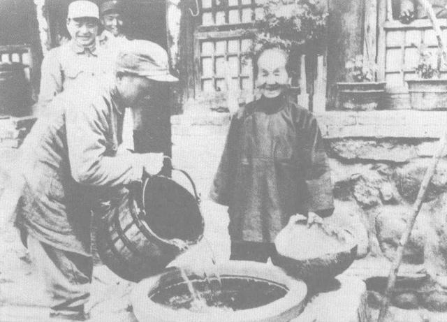 王扶之刚开始不敢接近,后来看到红军帮助百姓们挑水,砍柴,干农活,他才