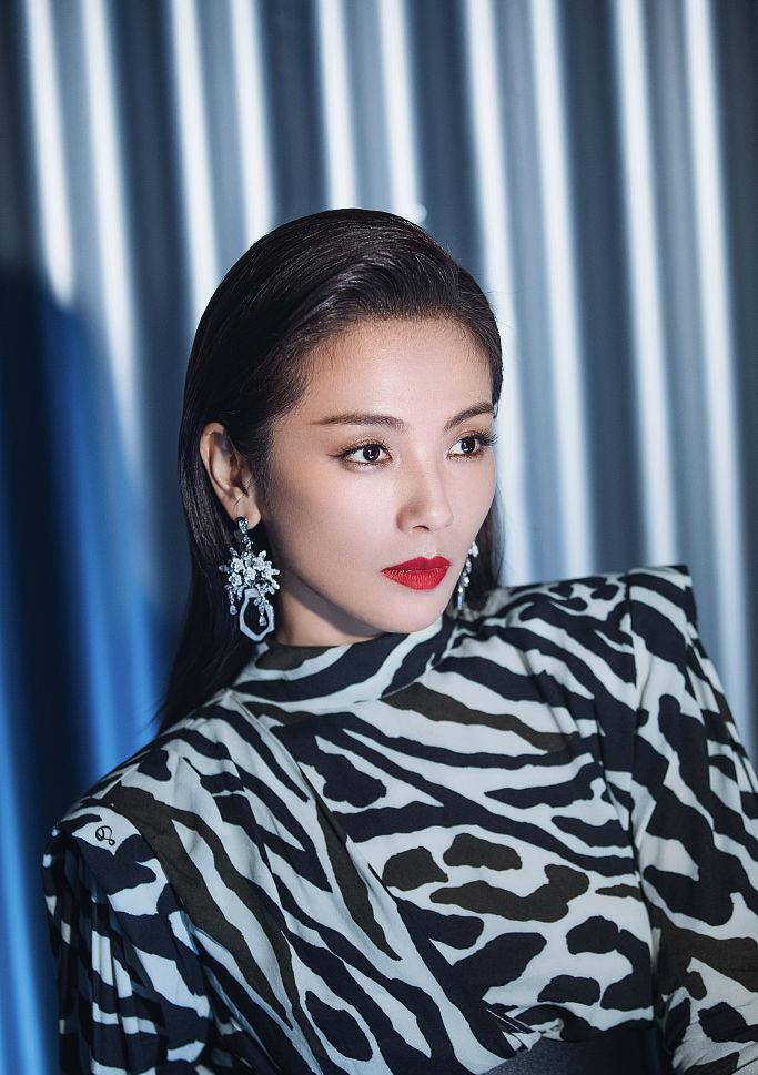 刘涛豹纹红唇时尚大片超酷飒 立足黑白光影交织间氛围感爆棚_腾讯新闻