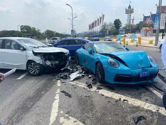 江苏镇江,发生一起严重交通事故,数辆豪车连环相撞,法拉利,宝马几乎