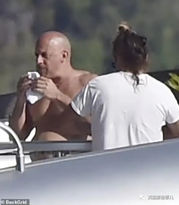 53岁范迪塞尔海边度假被拍到大肚腩,英媒:"肥胖与激情!