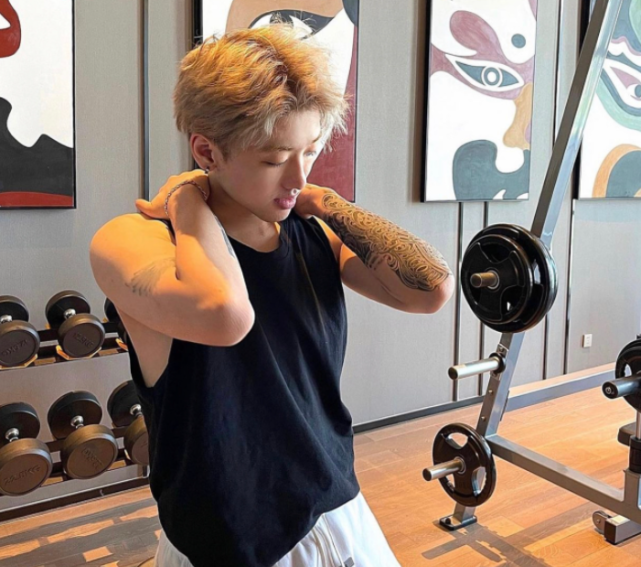 冷少成为lpl的颜值担当!又酷又帅!最主要是太努力了!