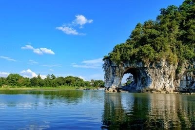 桂林小小的象鼻山看一次竟然要80遠遠地看不行嗎