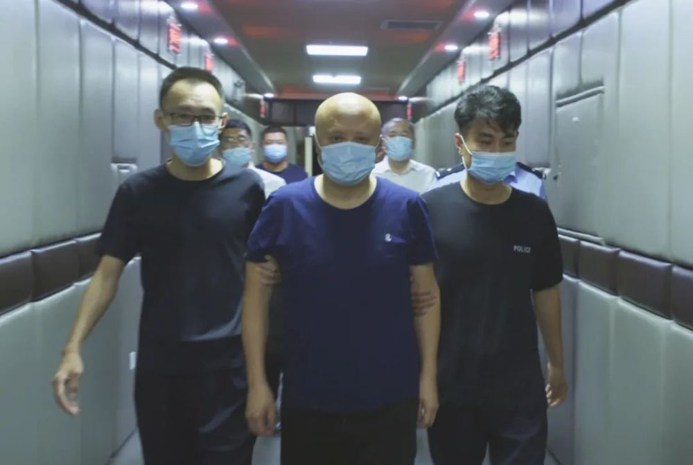 刘野钊被缉捕归案!_腾讯新闻