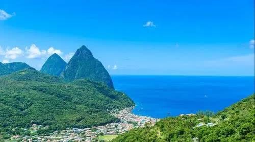 2,聖盧西亞(英語:saint lucia),位於東加勒比海向風群島中部,北側有