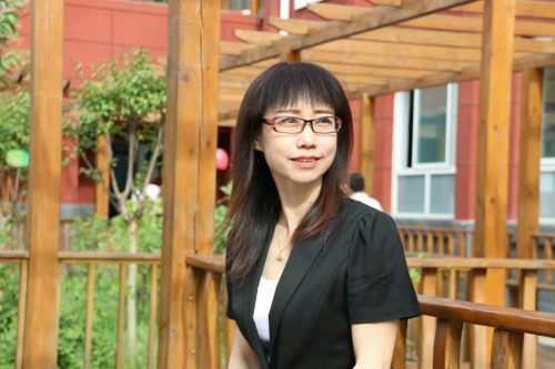 李雪梅是咸阳天王学校的一名数学老师,从教至今已有30余年,她也度过了