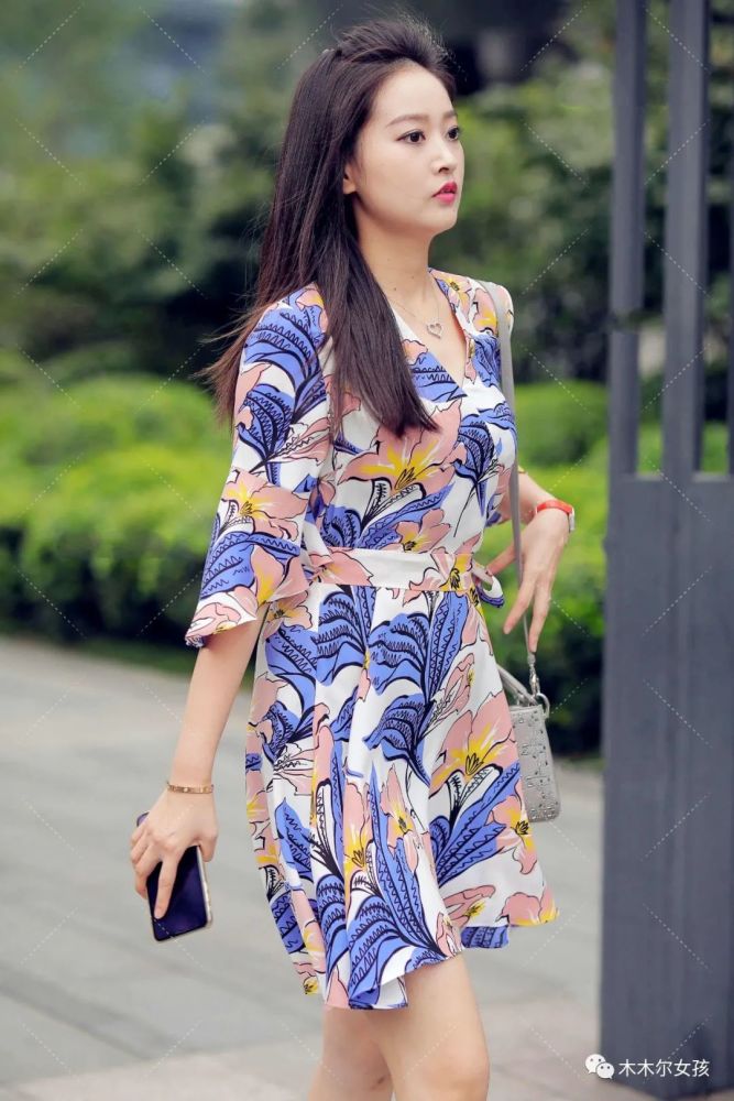 印花裙穿出了初秋的清新与优雅