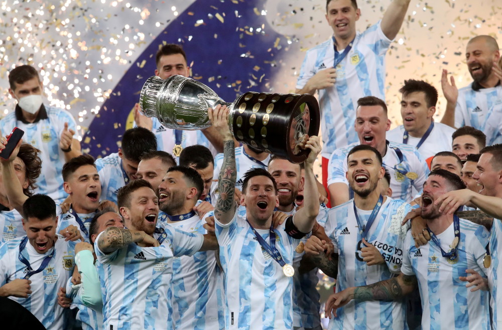 2万人见证阿根廷夺冠庆典梅西哭了再捧美洲杯冠军奖杯