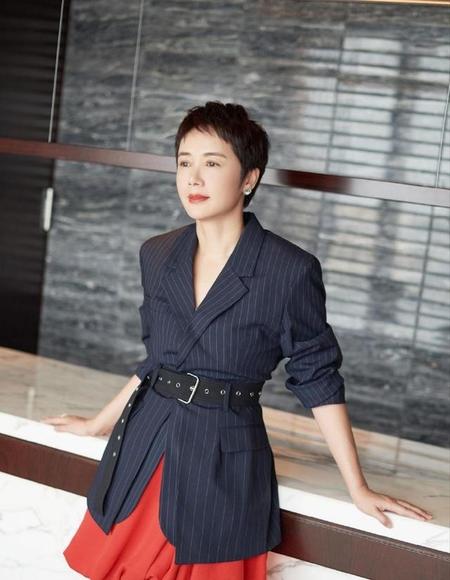 蒋雯丽真是大婶界的骄傲穿红裙配黑西装气色被点亮太娇艳