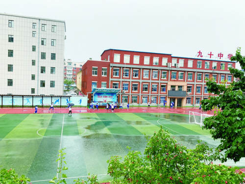 昨日我市出现强降雨伴有大风天气,天气预报显示