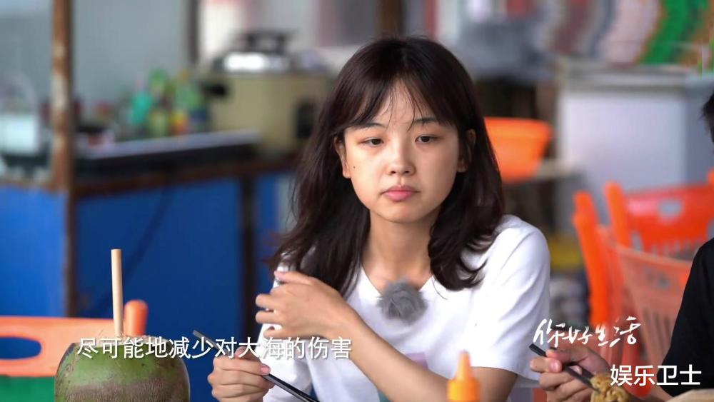 央视美女记者王冰冰素颜上节目穿泳衣湿发像小朋友被撒贝宁调侃逗害羞