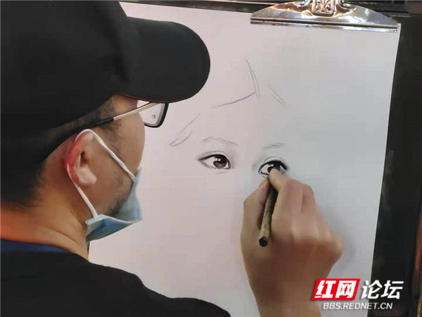 【每日一图@湖南】长沙青年街头画美女,这就是传说中的牛人当道!