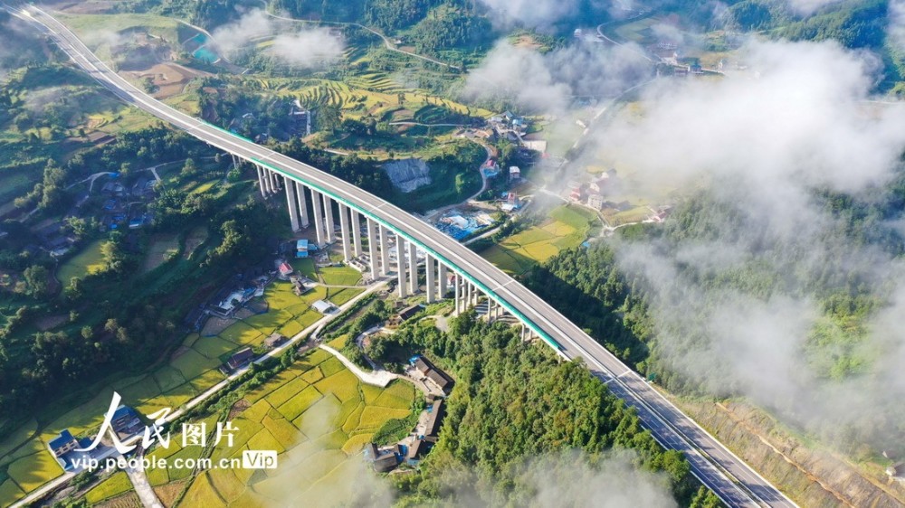 贵州石玉高速公路建成通车