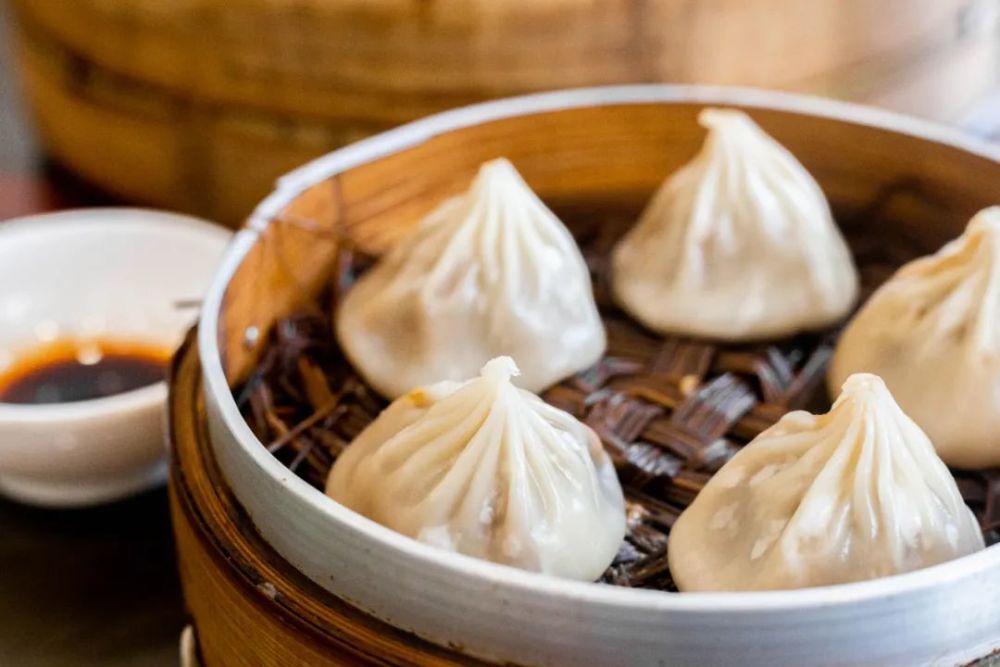 包, 颗颗晶莹,褶皱可爱,不过一点内馅的颜色都看不见, 估计是厚皮汤包