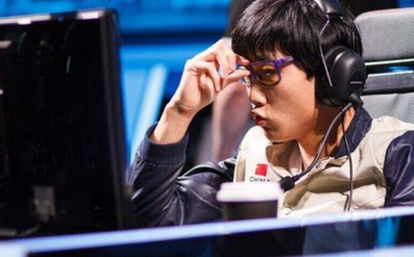 伞皇:这些年没做直播是因为还想冲韩服王者,还想继续打职业