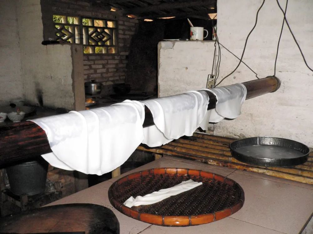 蒸粉(德庆县地方志办供图)磨浆(德庆县地方志办供图)竹篙粉是肇庆市