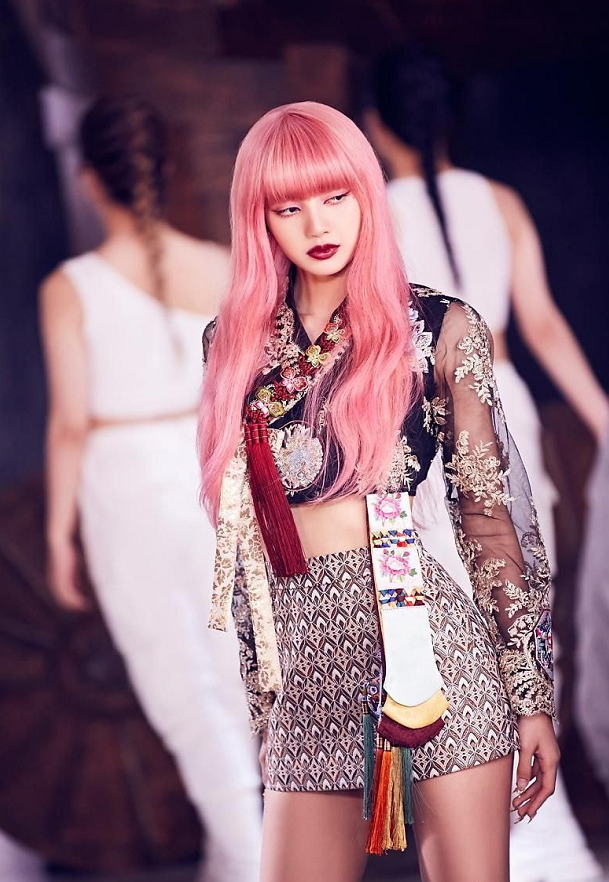 blackpink成员lisa今天solo出道专辑预售已突破80万张