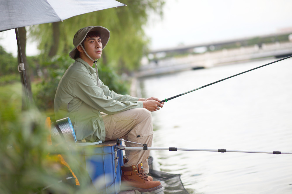 被钓鱼俘获的年轻人