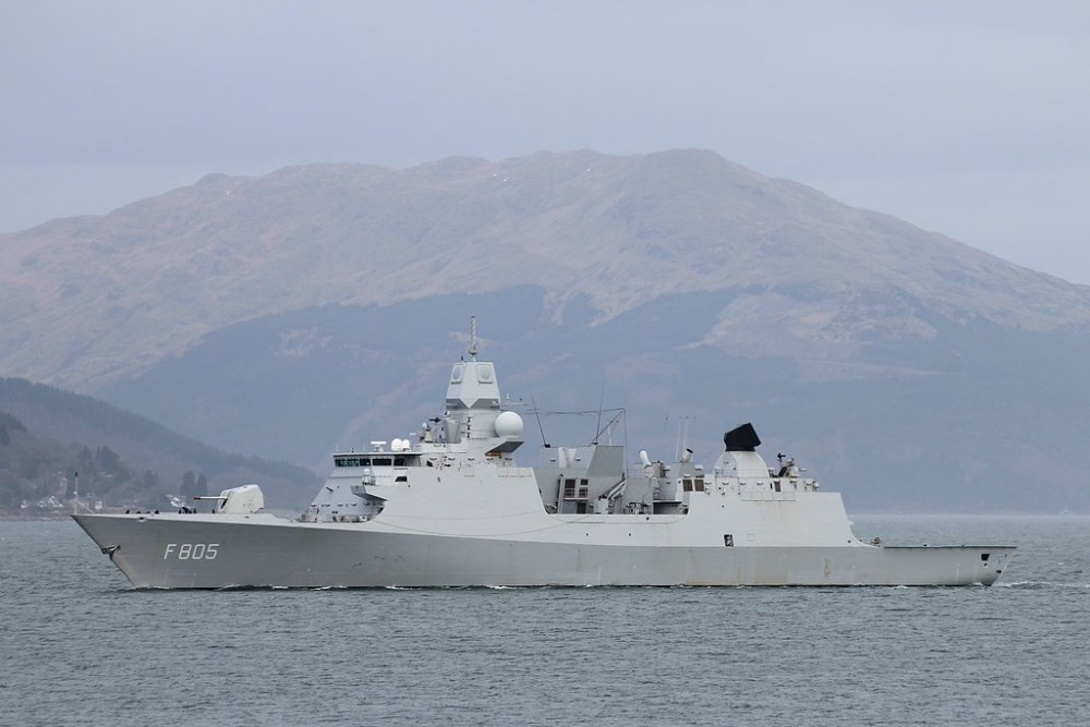 又丢人了跟随英国航母编队访日的荷兰护卫舰出现故障雷达漏气