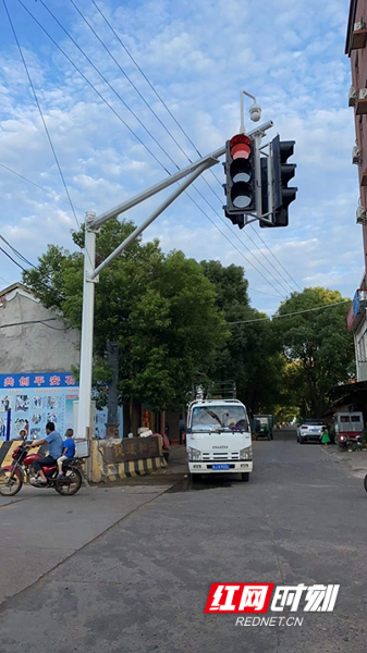 我为群众办实事常德市首个吊坠式红绿灯上岗
