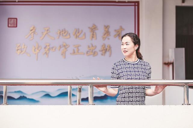 付红最后一课泪洒三尺讲台