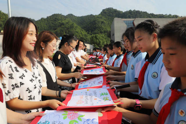 安吉县天荒坪小学的老师们笑开了花,今天收到了学生们亲手颁发的奖状