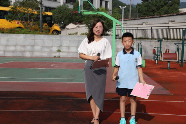 安吉县天荒坪小学的老师们笑开了花,今天收到了学生们亲手颁发的奖状